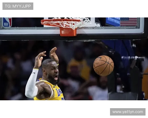 [NBA]詹姆斯自投自抢 三分不中顺势飞扣得手.